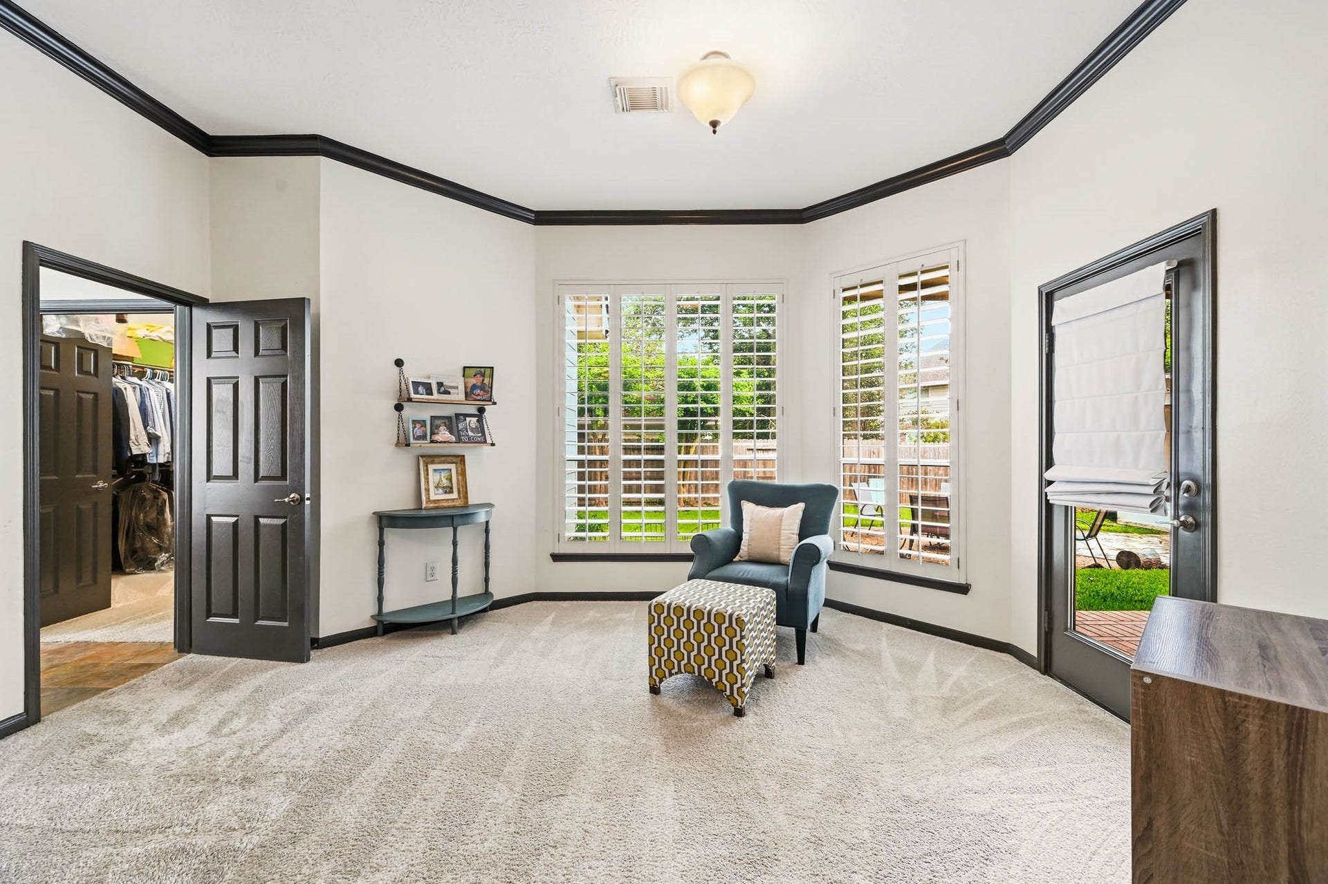 3807 Oakland Circle, Missouri City, TX 77459 Primary suite sitting area. Offers a door out to the patio