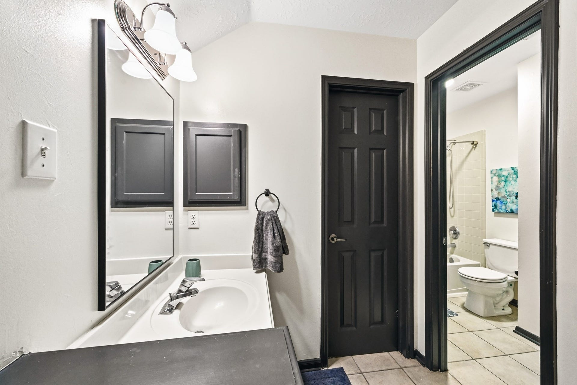 3807 Oakland Circle, Missouri City, TX 77459 jack & Jill bath located off bedroom #4