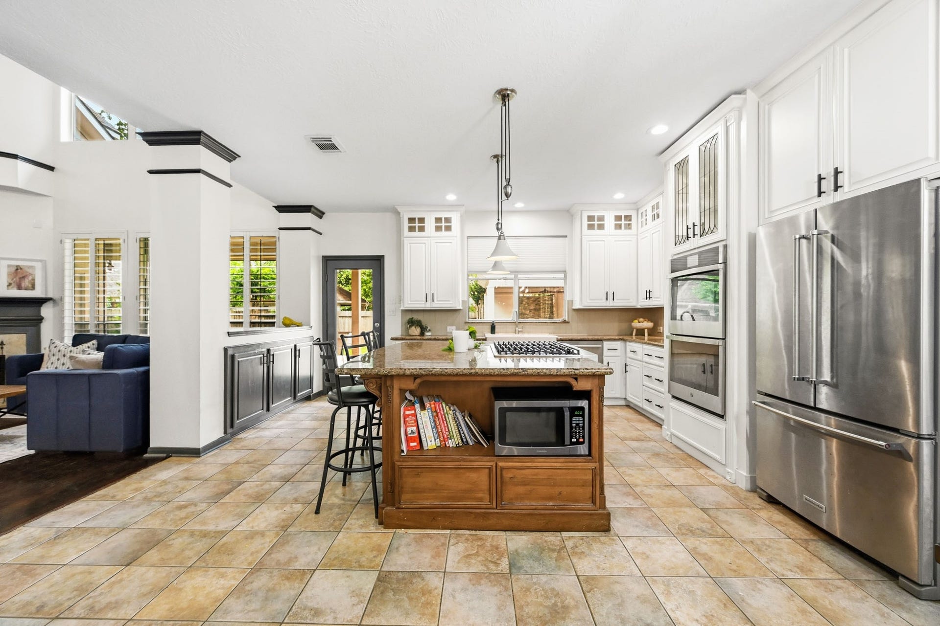 3807 Oakland Circle, Missouri City, TX 77459 Oversized island with a place to store cook books