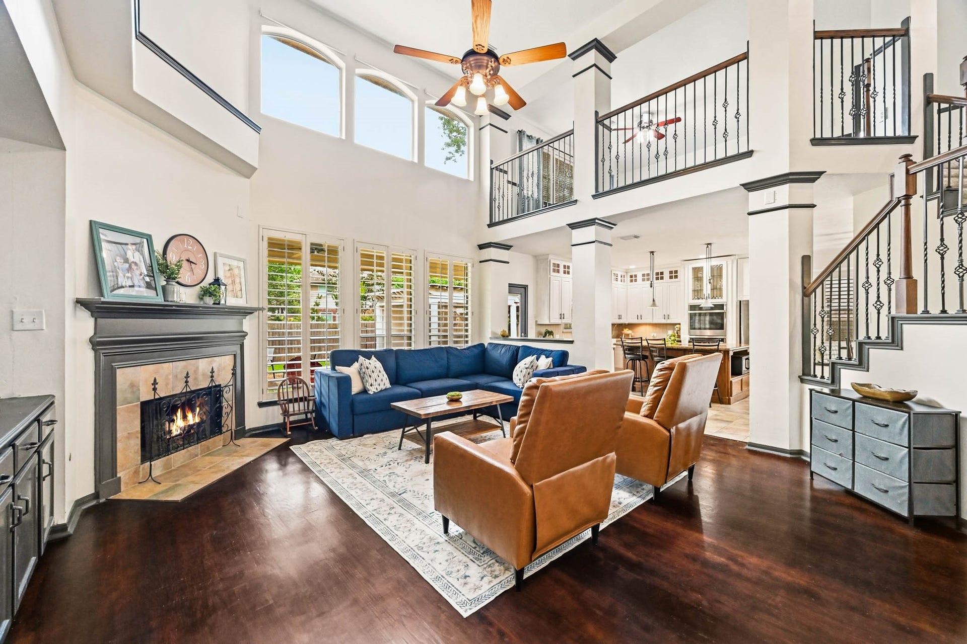 3807 Oakland Circle, Missouri City, TX 77459 Spacious family room with two story ceiling & gaslog fireplace