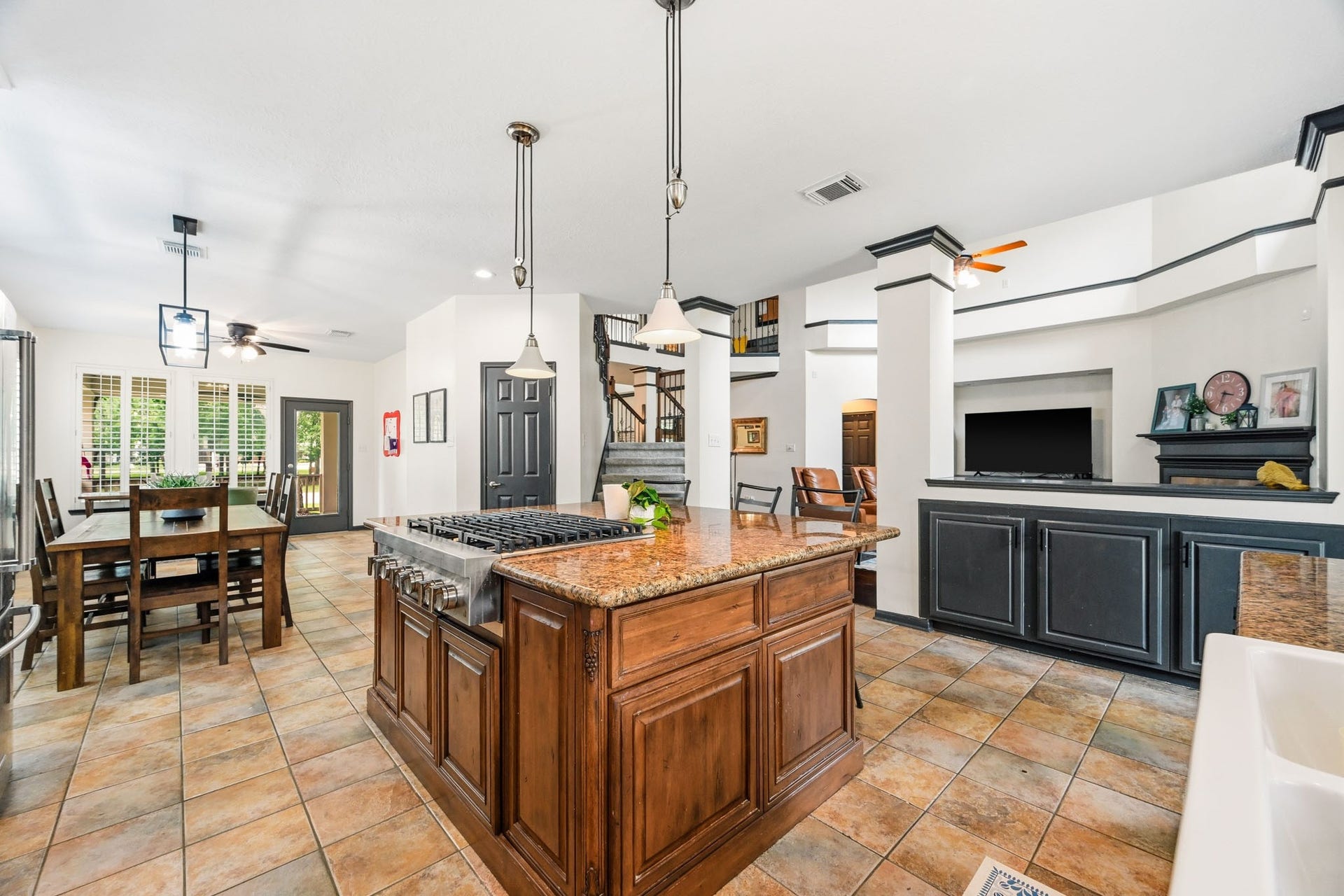 3807 Oakland Circle, Missouri City, TX 77459 Check out that kitchen island & large gas cook top