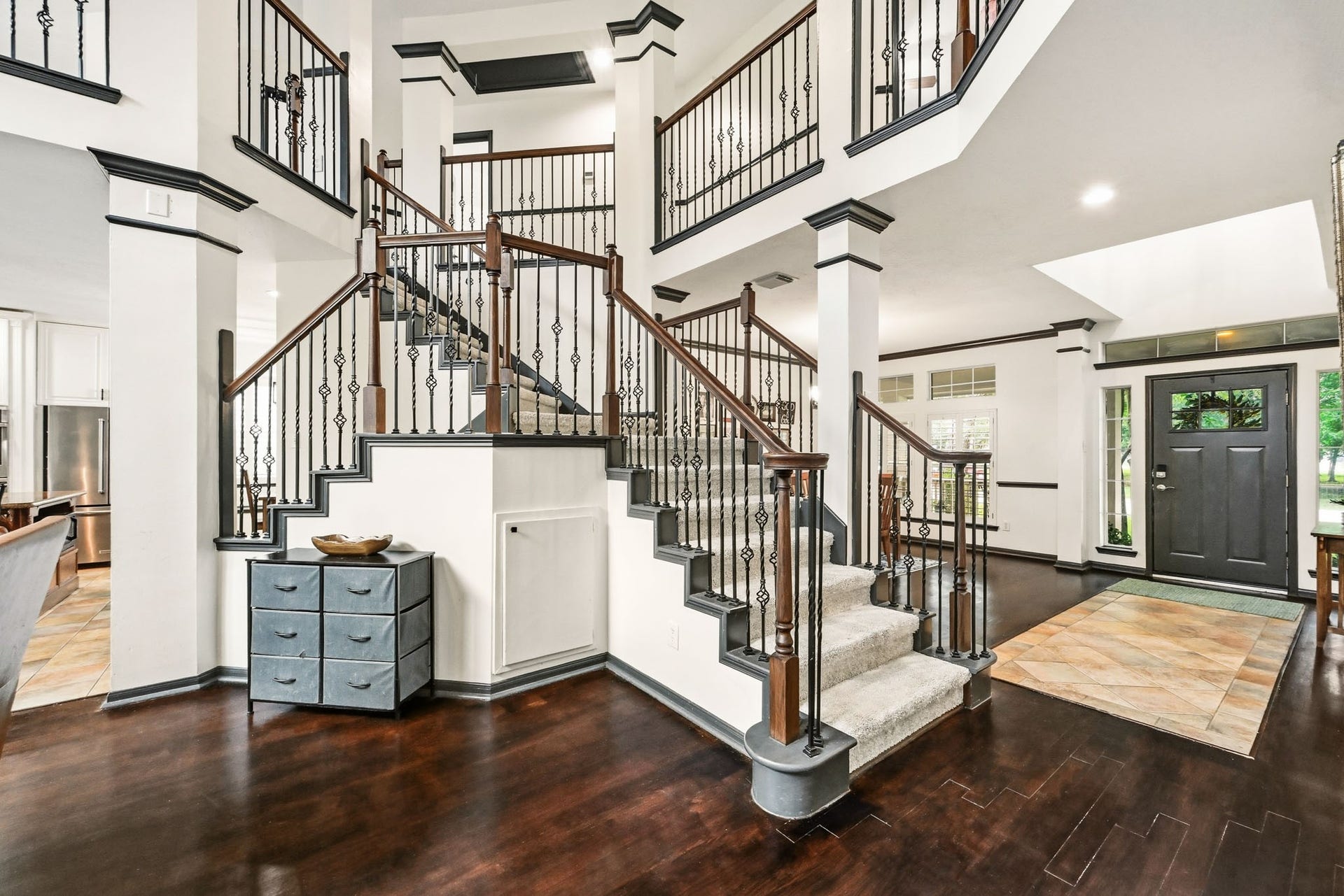 3807 Oakland Circle, Missouri City, TX 77459 Butterfly staircase