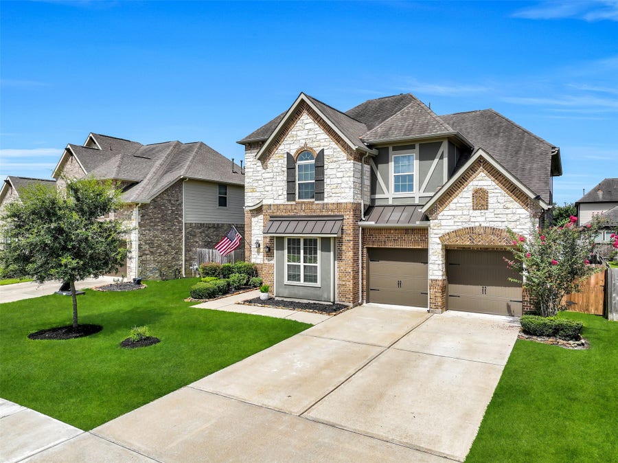 Property photo for 1645 Longwood Glen Lane, Friendswood, TX