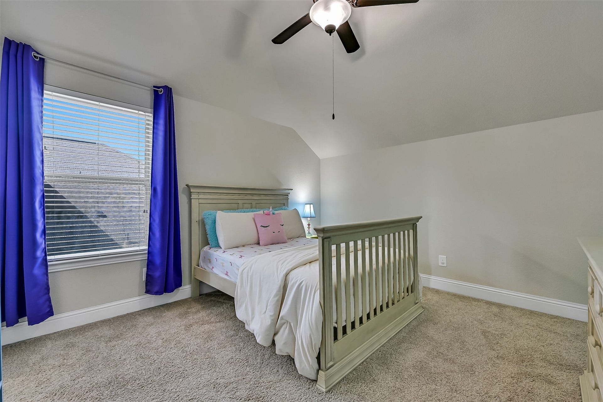 1645 Longwood Glen Lane, Friendswood, TX 77546 Located on the opposite side of the Jack-and-Jill bath, this spacious secondary bedroom offers plush carpeting, a vaulted ceiling, a lighted ceiling fan, and a large window that fills the room with natural light. A step-in closet provides ample storage while the adjoining bath offers added convenience.