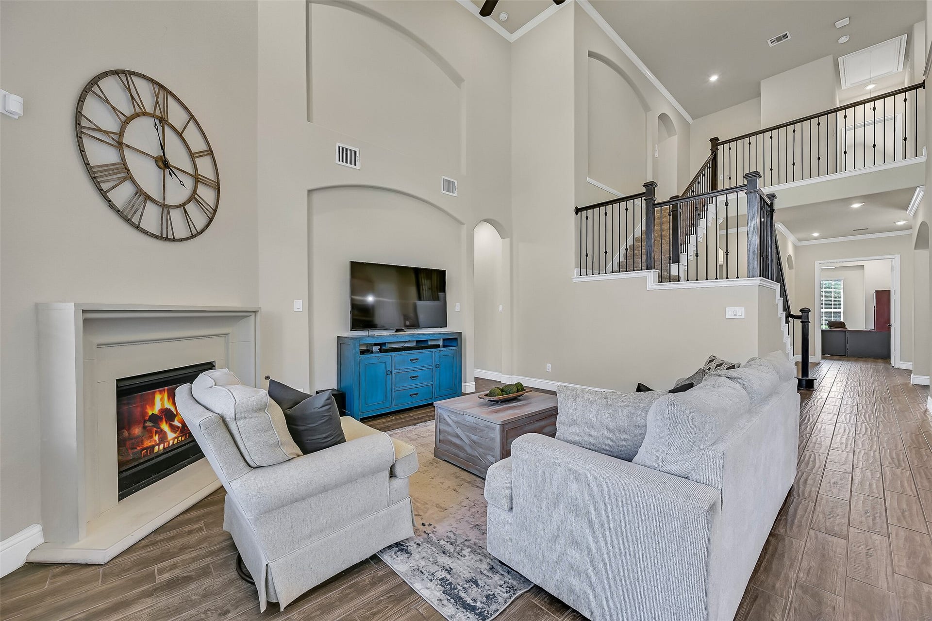 1645 Longwood Glen Lane, Friendswood, TX 77546 Twenty-foot ceilings, dramatic art niches, and a wall of oversized windows create an incredible sense of openness in the family room. A cast stone gas log fireplace anchors the space while the open-concept design keeps everyone connected to the kitchen and breakfast area.