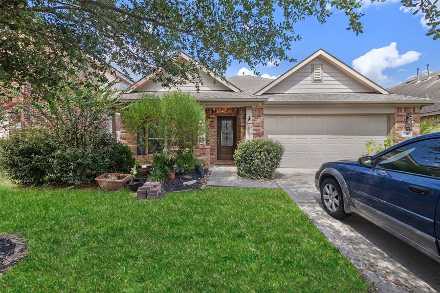 Property photo for 636 Maple Point Drive E, Conroe, TX