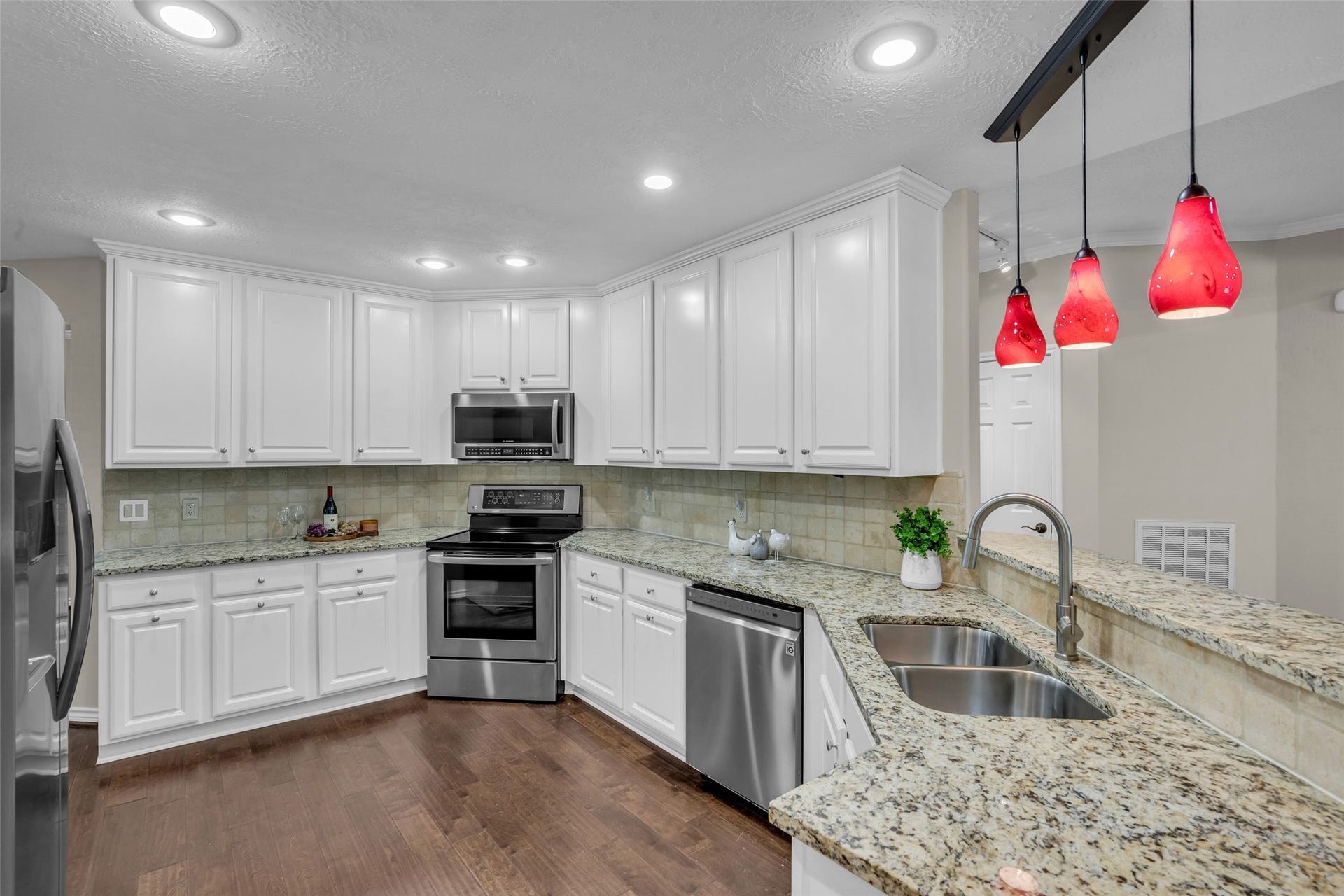 14 Almond Branch Place, The Woodlands, TX 77382 Stainless steel appliances