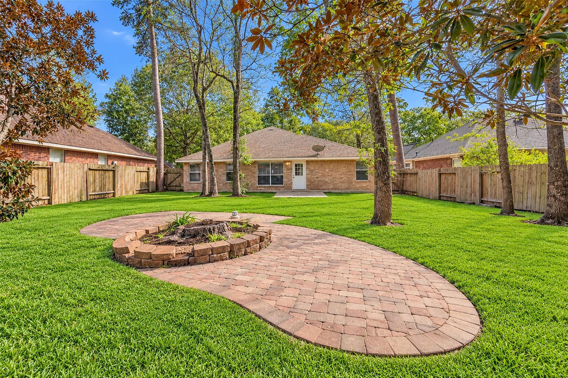 14 Almond Branch Place, The Woodlands, TX 77382 Spacious, fully fenced backyard perfect for outdoor entertaining and pets. Grass enhanced.