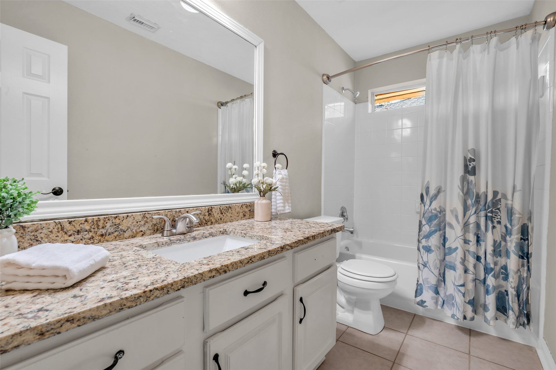 14 Almond Branch Place, The Woodlands, TX 77382 Guest Bathroom located between guest bedroom 1 and 2