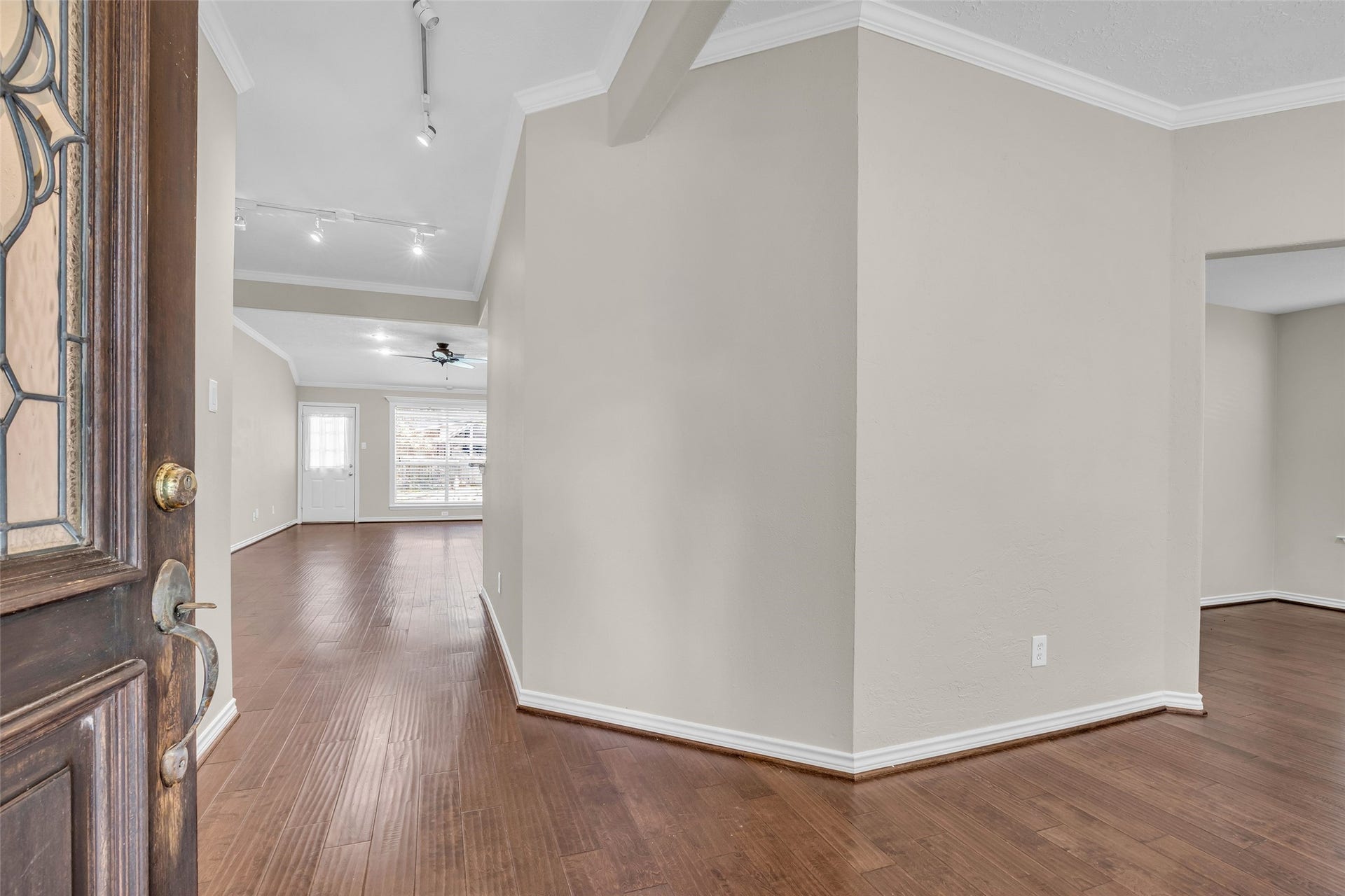 14 Almond Branch Place, The Woodlands, TX 77382 Welcome to 14 Almond Branch. Dining Room to the right. Living Room straight ahead.