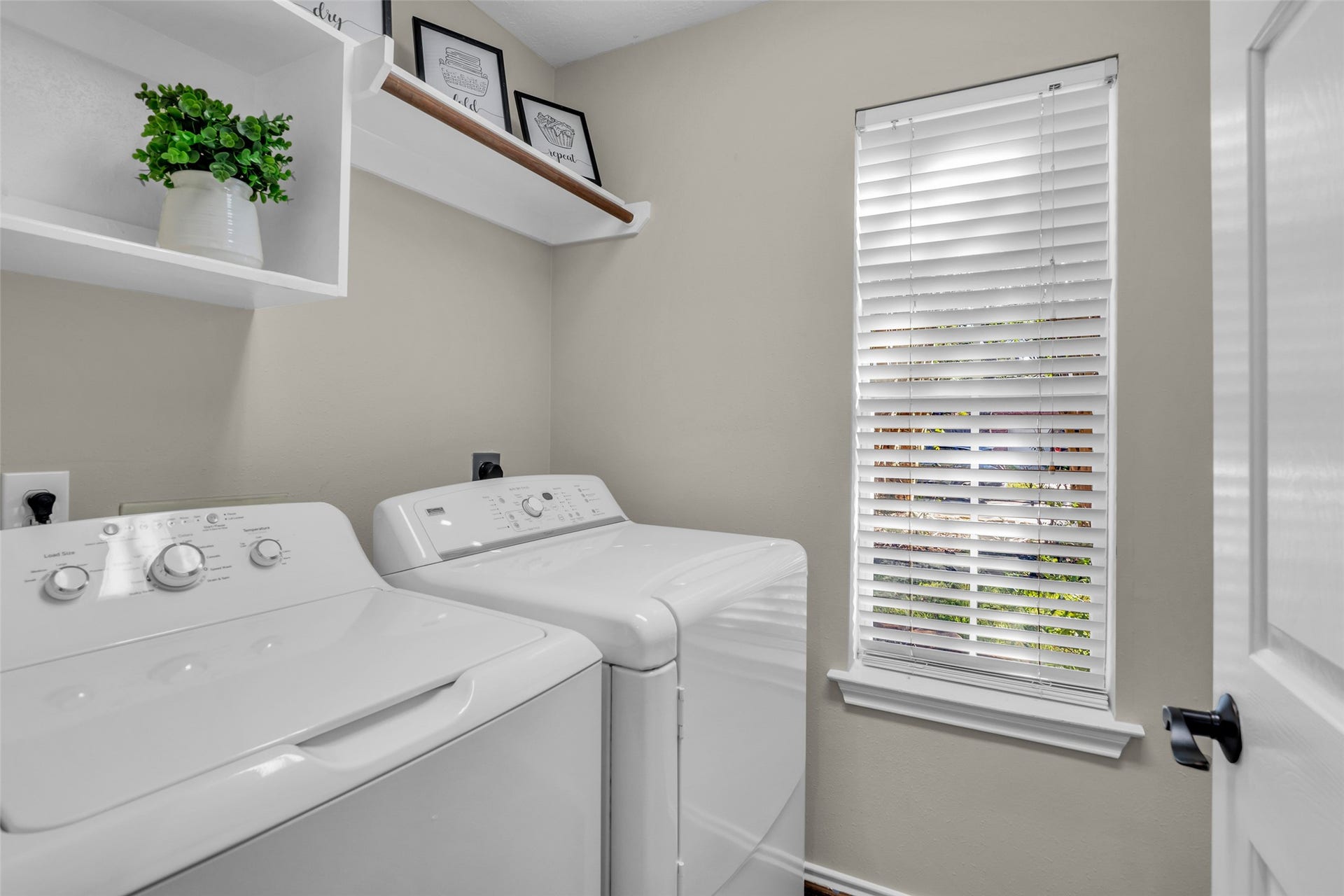14 Almond Branch Place, The Woodlands, TX 77382 Washer and Dryer included
