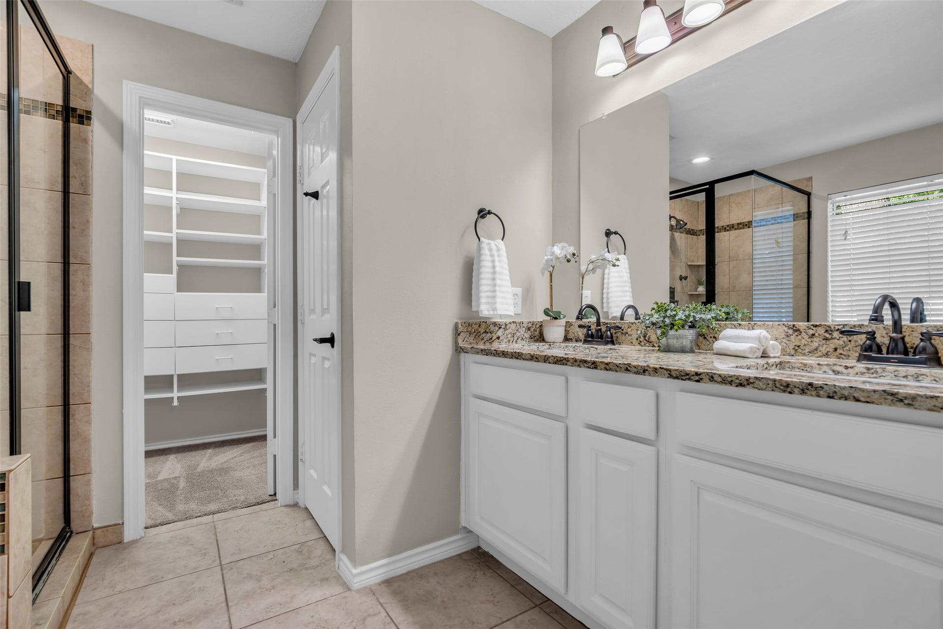 14 Almond Branch Place, The Woodlands, TX 77382 Primary bathroom