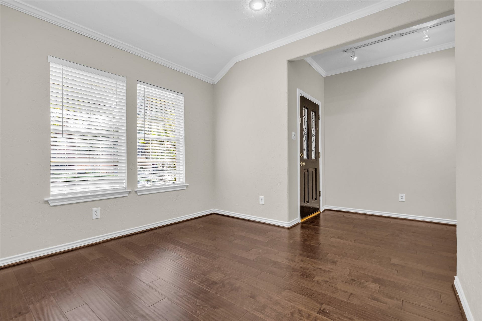 14 Almond Branch Place, The Woodlands, TX 77382 Spacious dining room located just inside the entrance.