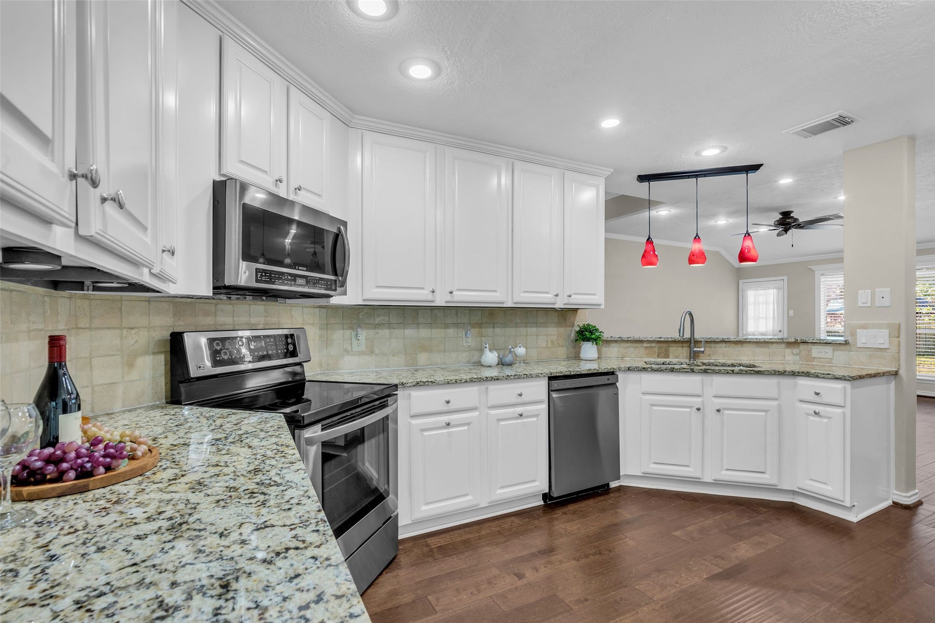 14 Almond Branch Place, The Woodlands, TX 77382 Plenty of counter space and cabinetry
