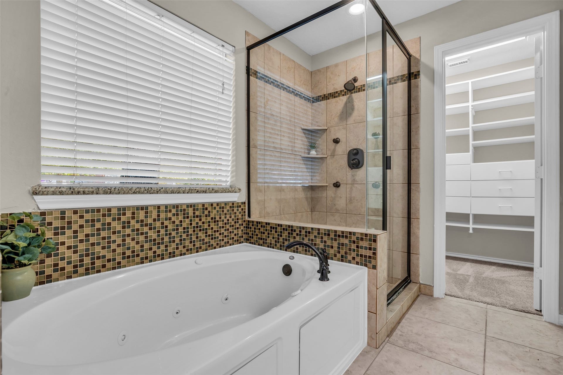 14 Almond Branch Place, The Woodlands, TX 77382 Primary bathroom