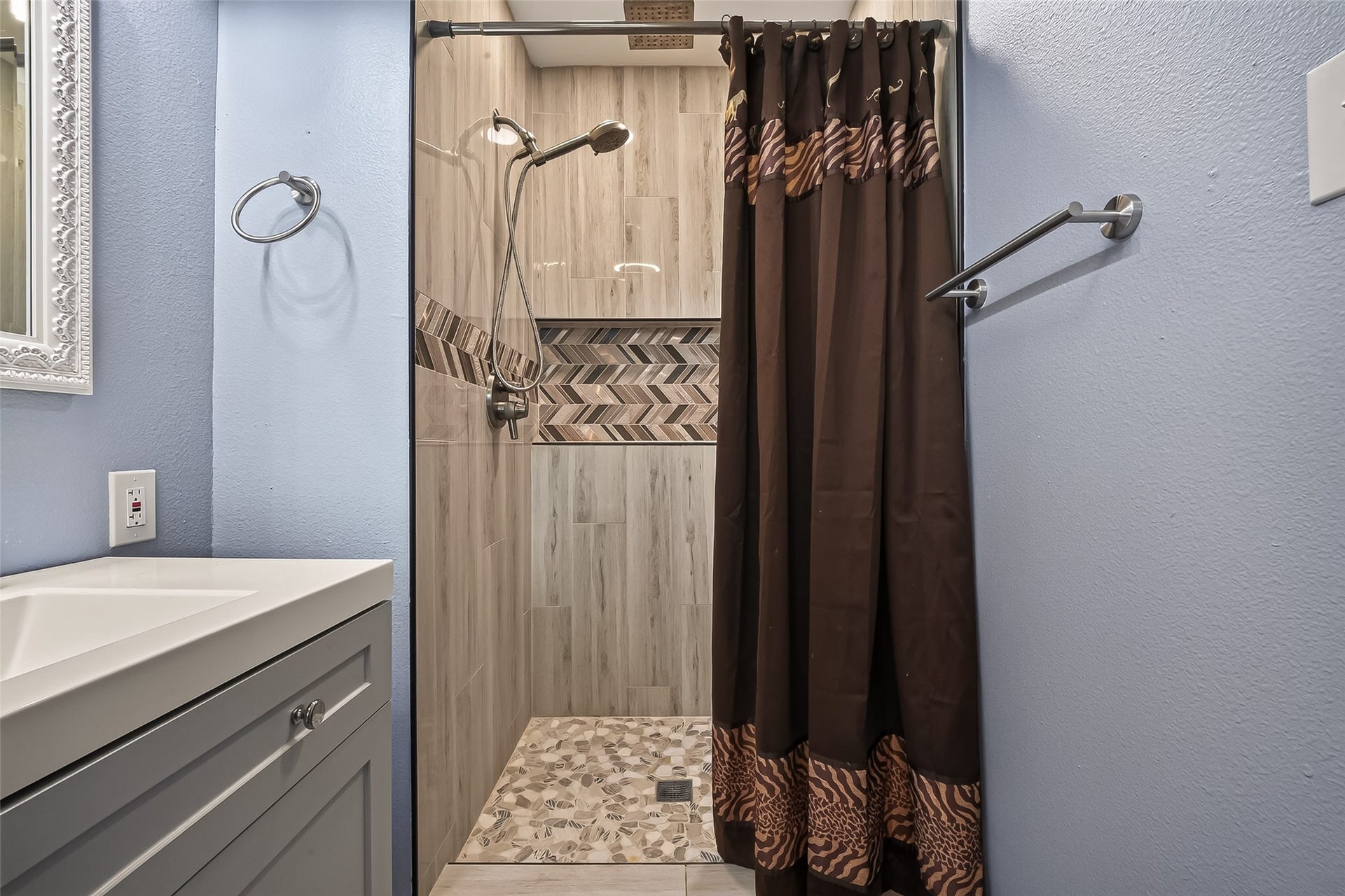114 E Wildwinn Drive, Alvin, TX 77511 Primary modern tiled shower