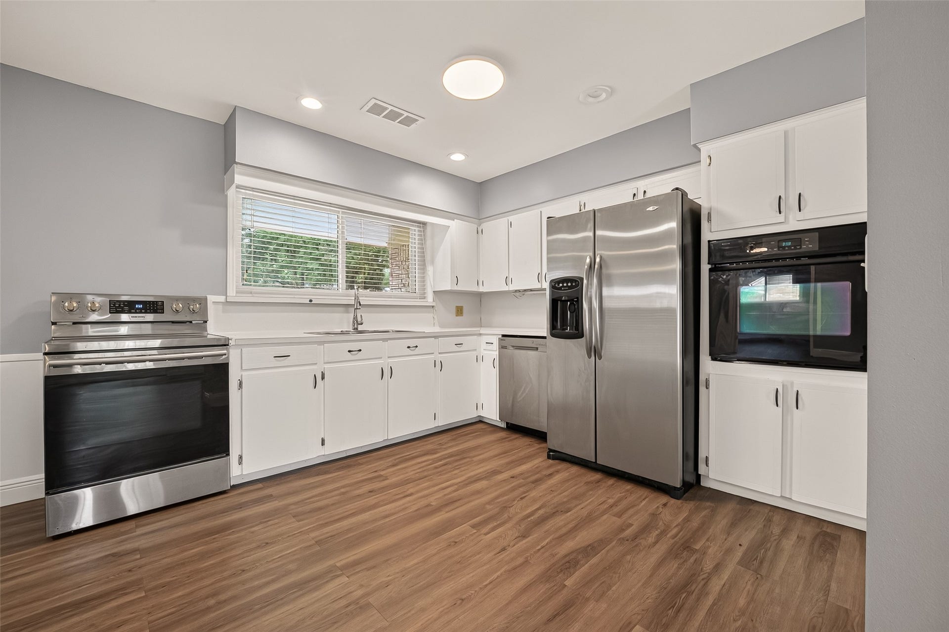 114 E Wildwinn Drive, Alvin, TX 77511 Open kitchen