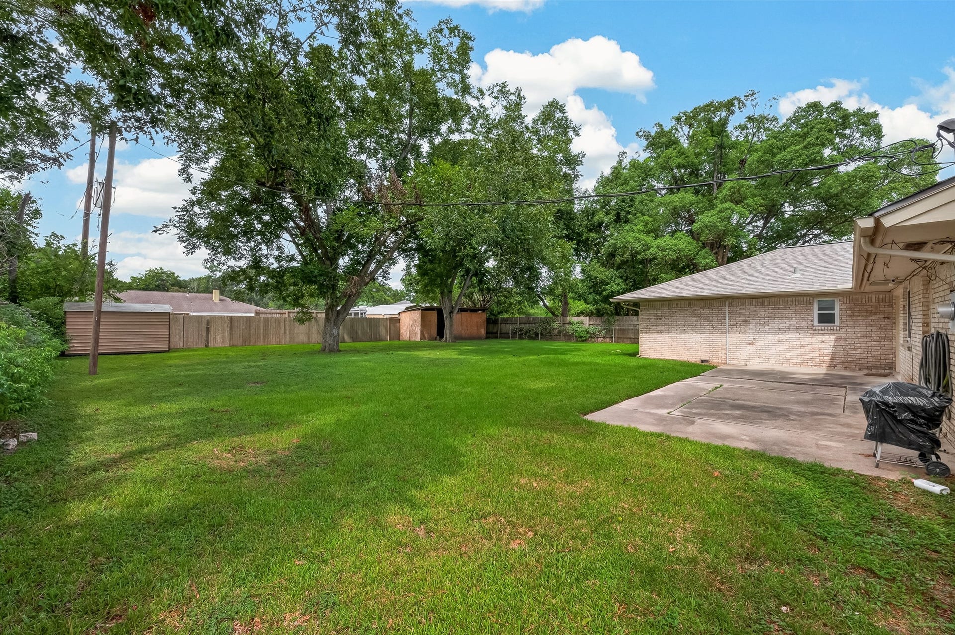 114 E Wildwinn Drive, Alvin, TX 77511 Large backyard with patio for entertaining
