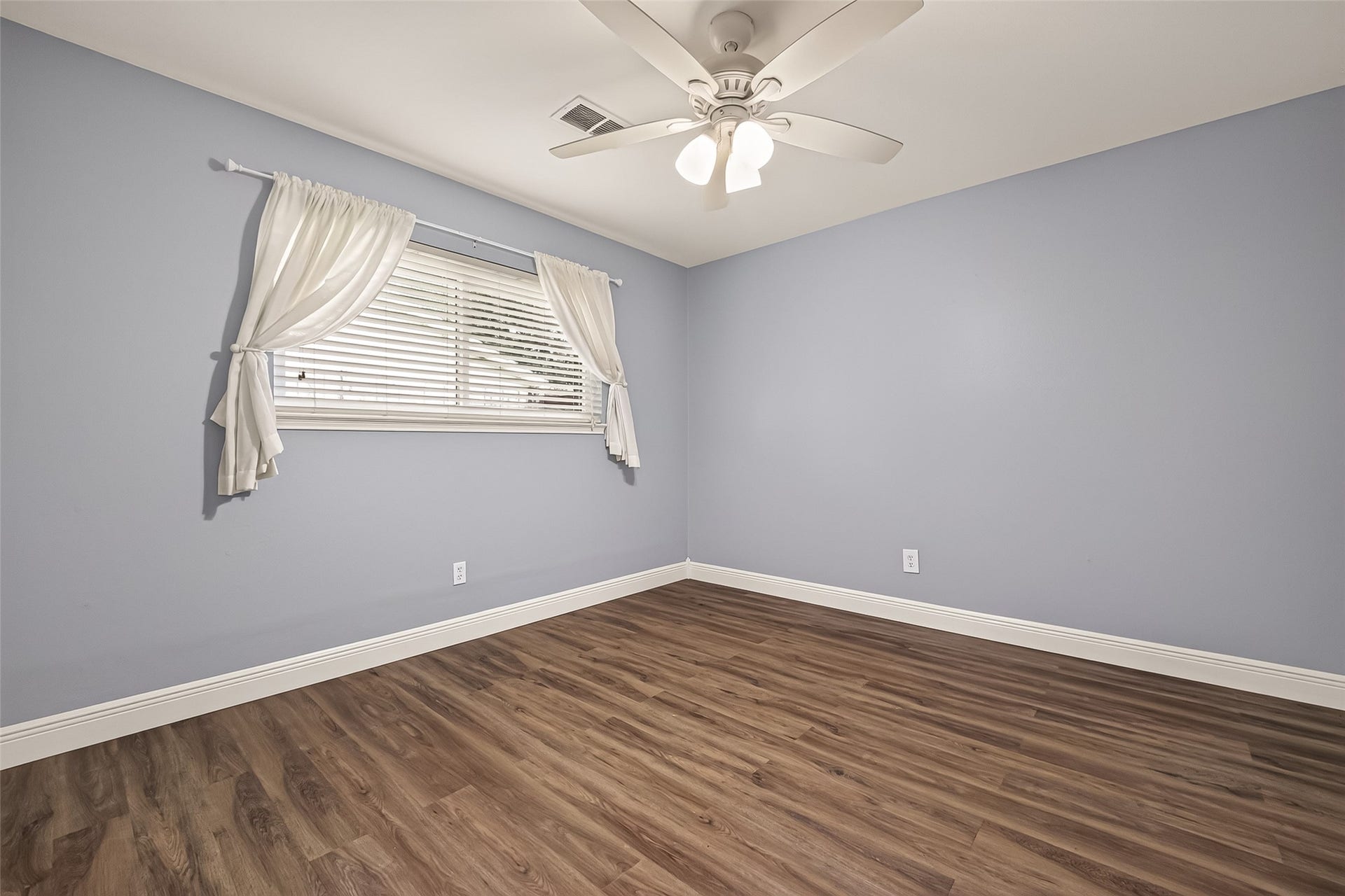 114 E Wildwinn Drive, Alvin, TX 77511 Bedroom 3