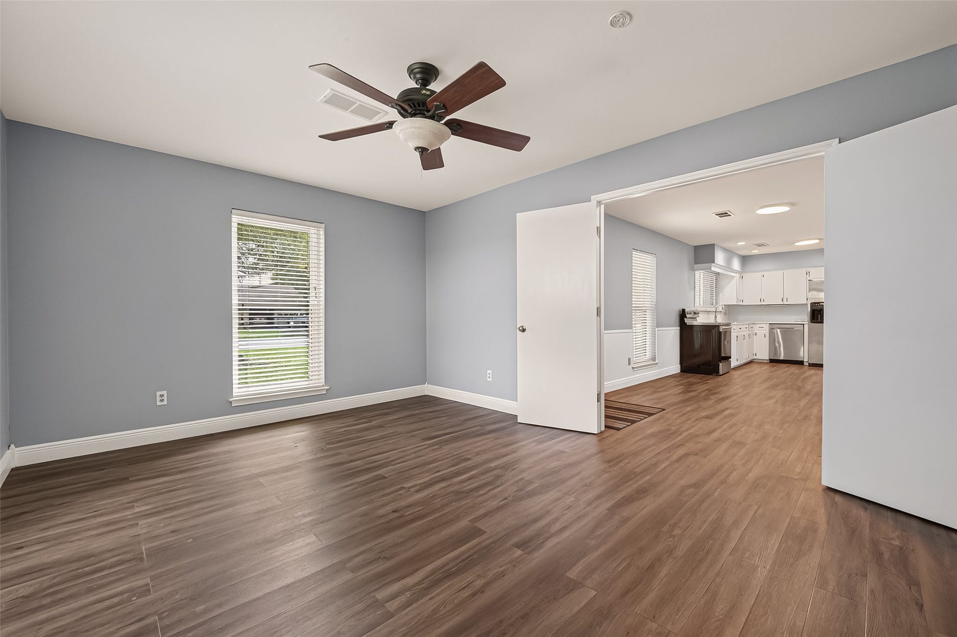 114 E Wildwinn Drive, Alvin, TX 77511 Flex space to make your own right of living/kitchen area