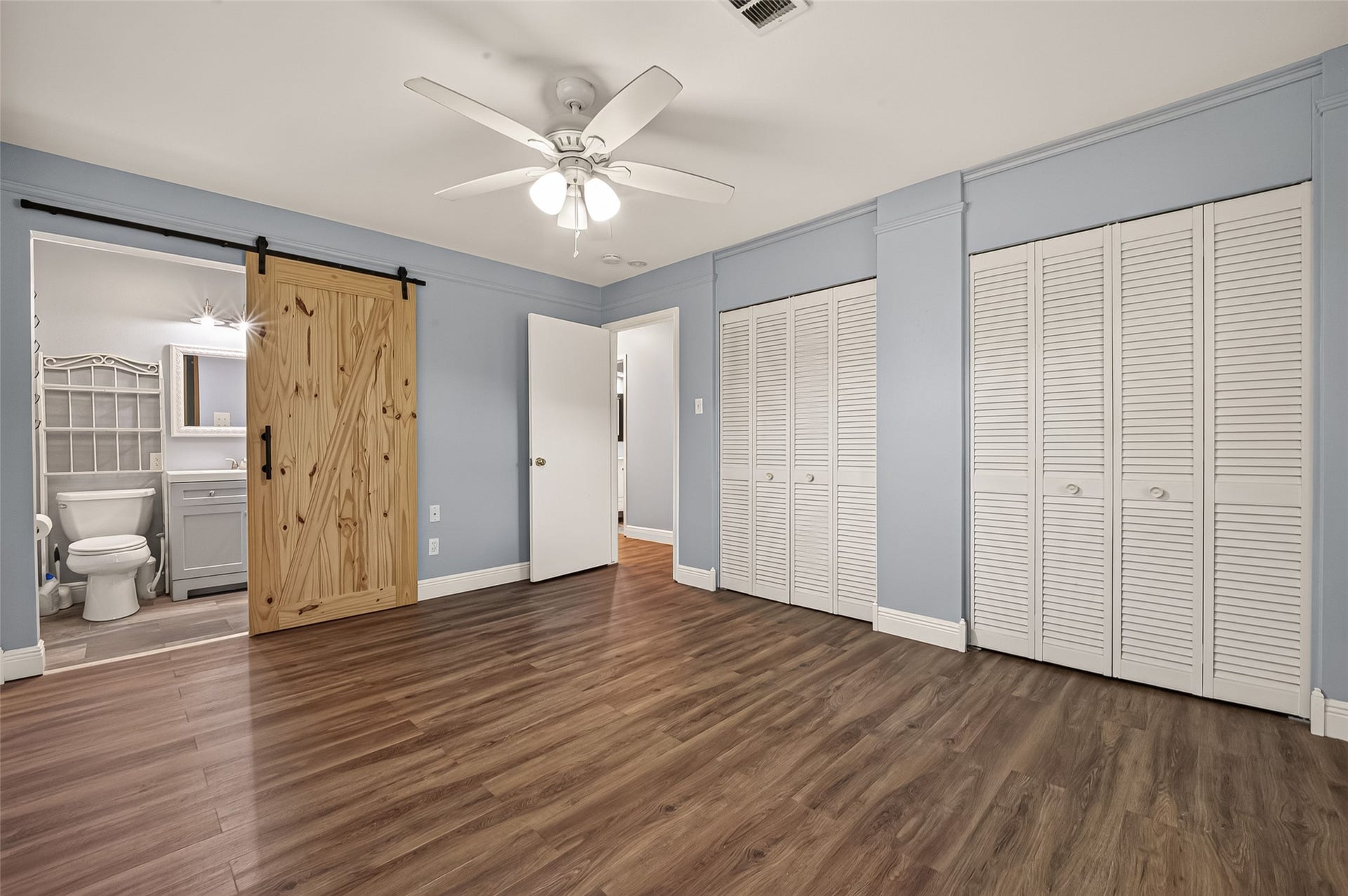 114 E Wildwinn Drive, Alvin, TX 77511 Primary with sliding barn door