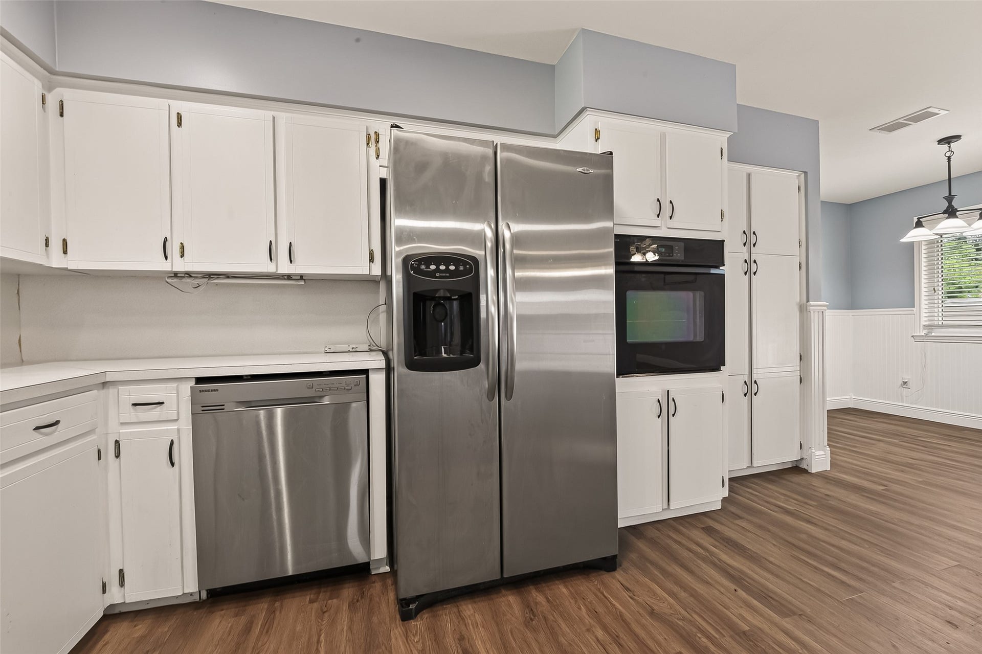 114 E Wildwinn Drive, Alvin, TX 77511 Refrigerator included