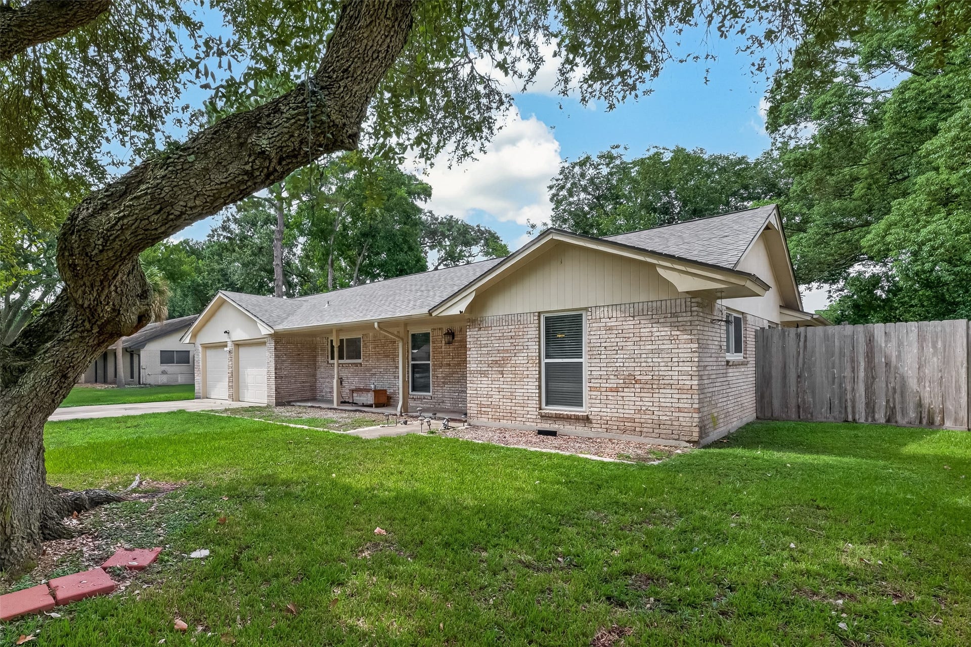 114 E Wildwinn Drive, Alvin, TX 77511 Large mature tree for added shade in front yard!