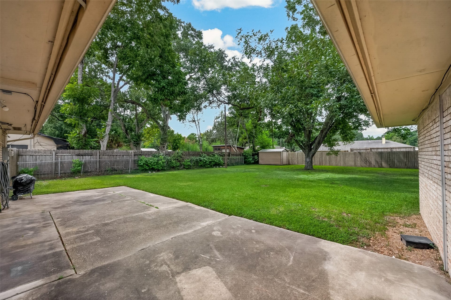 114 E Wildwinn Drive, Alvin, TX 77511 Patio great for outdoor entertainment