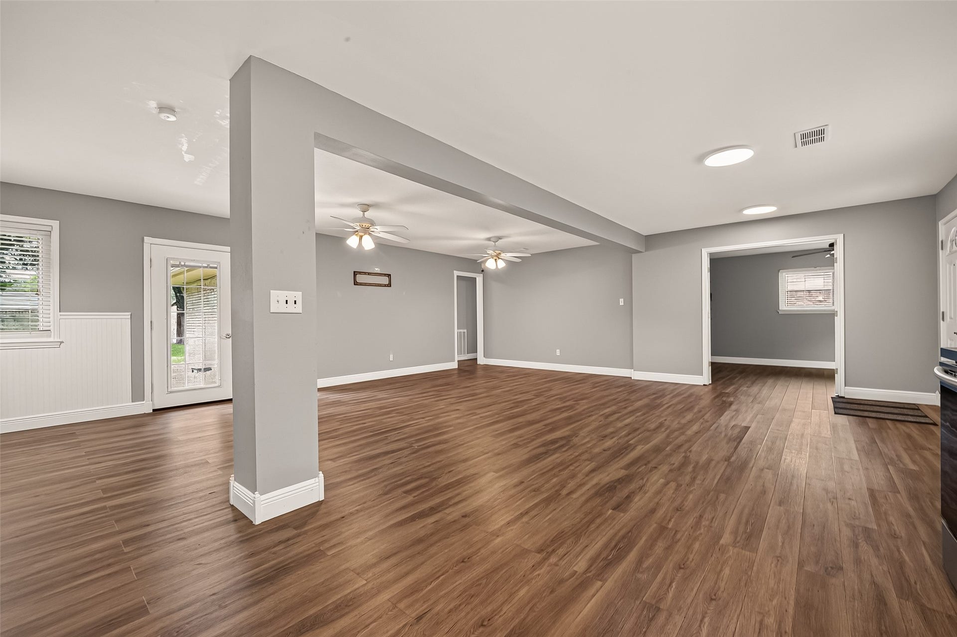 114 E Wildwinn Drive, Alvin, TX 77511 Light, bright and airy