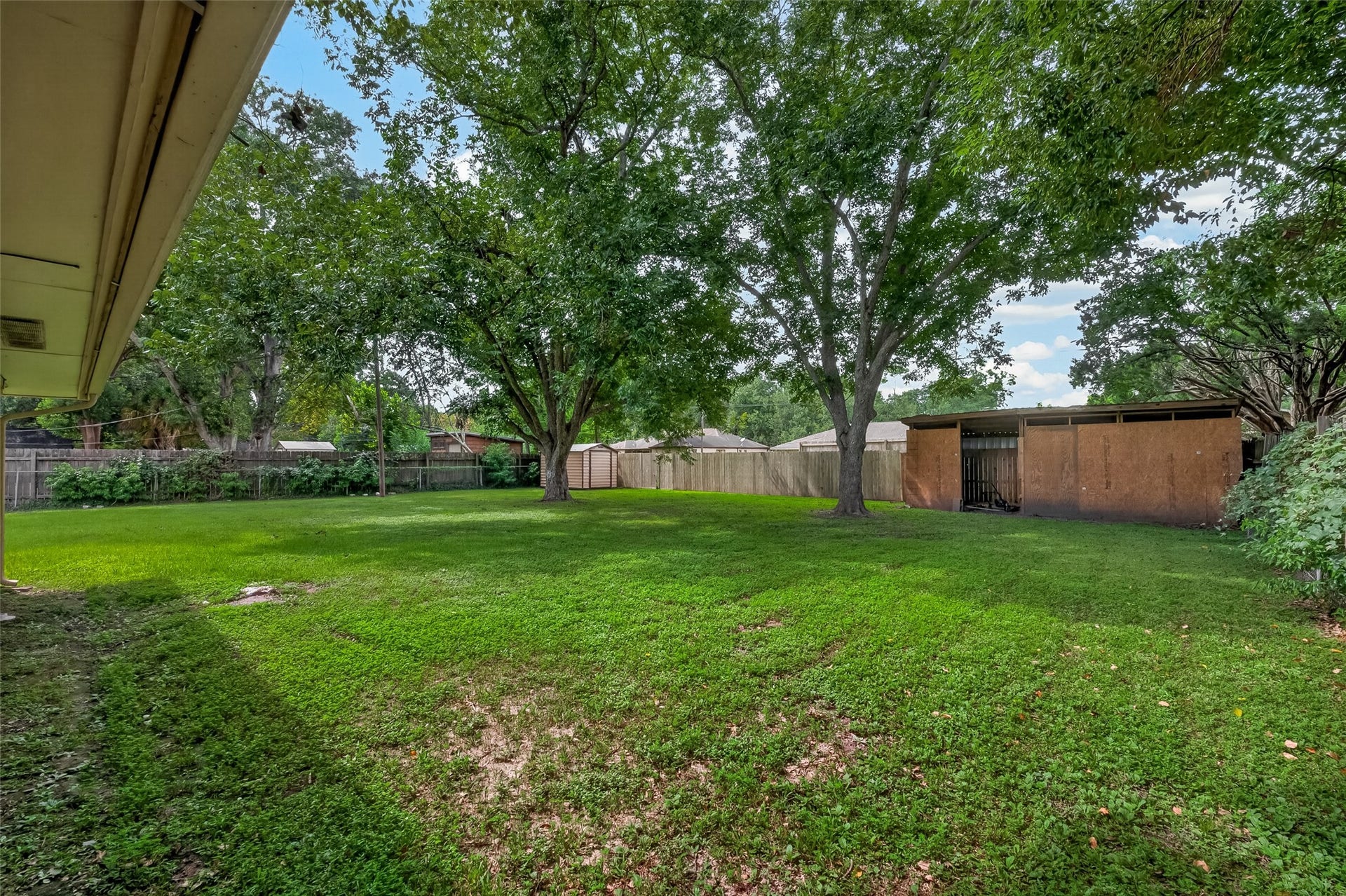 114 E Wildwinn Drive, Alvin, TX 77511 Backyard with back access for parking large boats or rv
