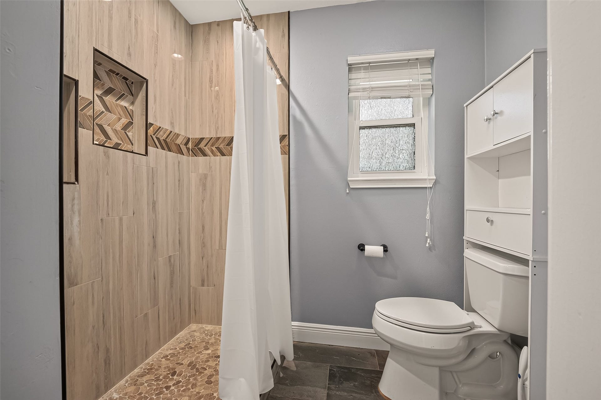 114 E Wildwinn Drive, Alvin, TX 77511 Modern shower tile