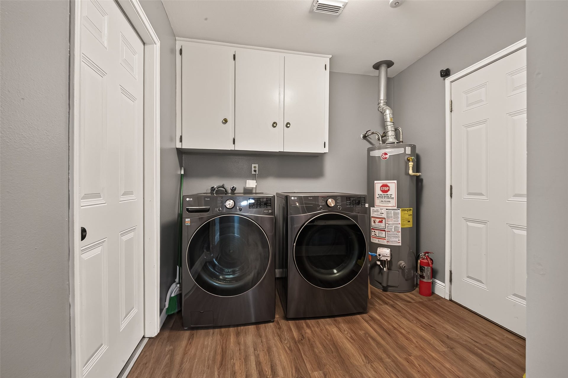 114 E Wildwinn Drive, Alvin, TX 77511 Laundry room in house
