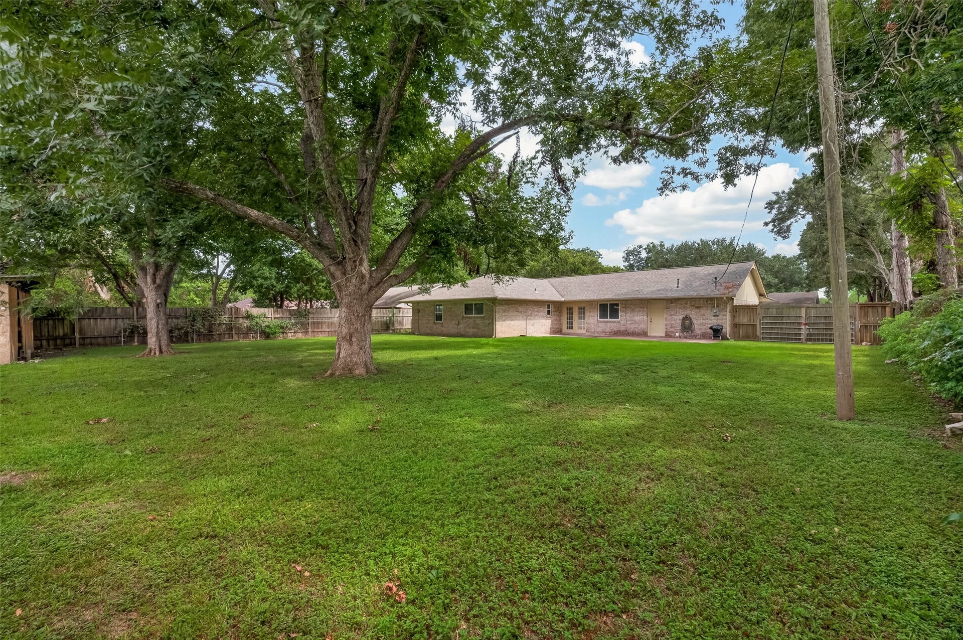 114 E Wildwinn Drive, Alvin, TX 77511 Large nearly 1/3 acre lot