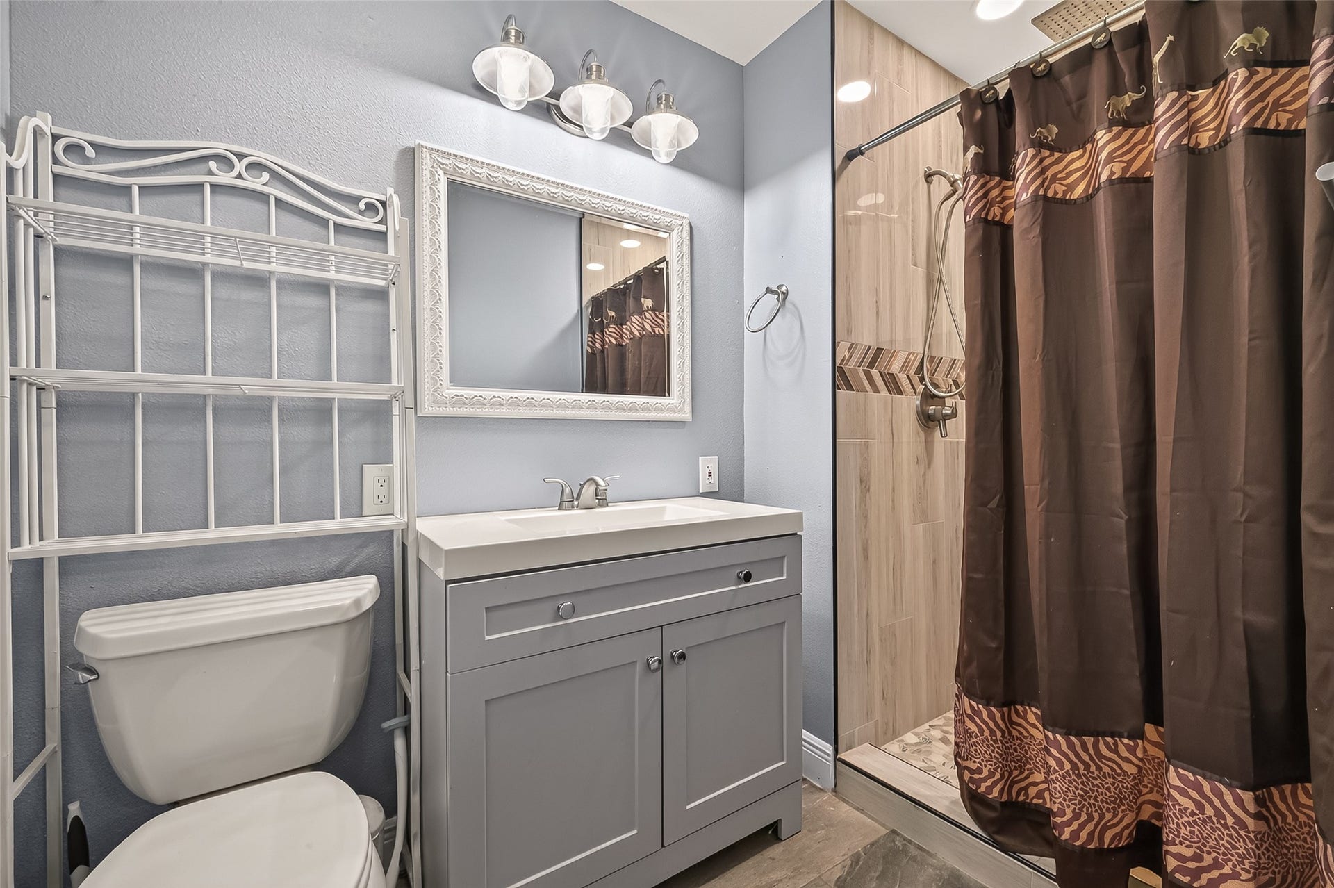 114 E Wildwinn Drive, Alvin, TX 77511 Primary ensuite