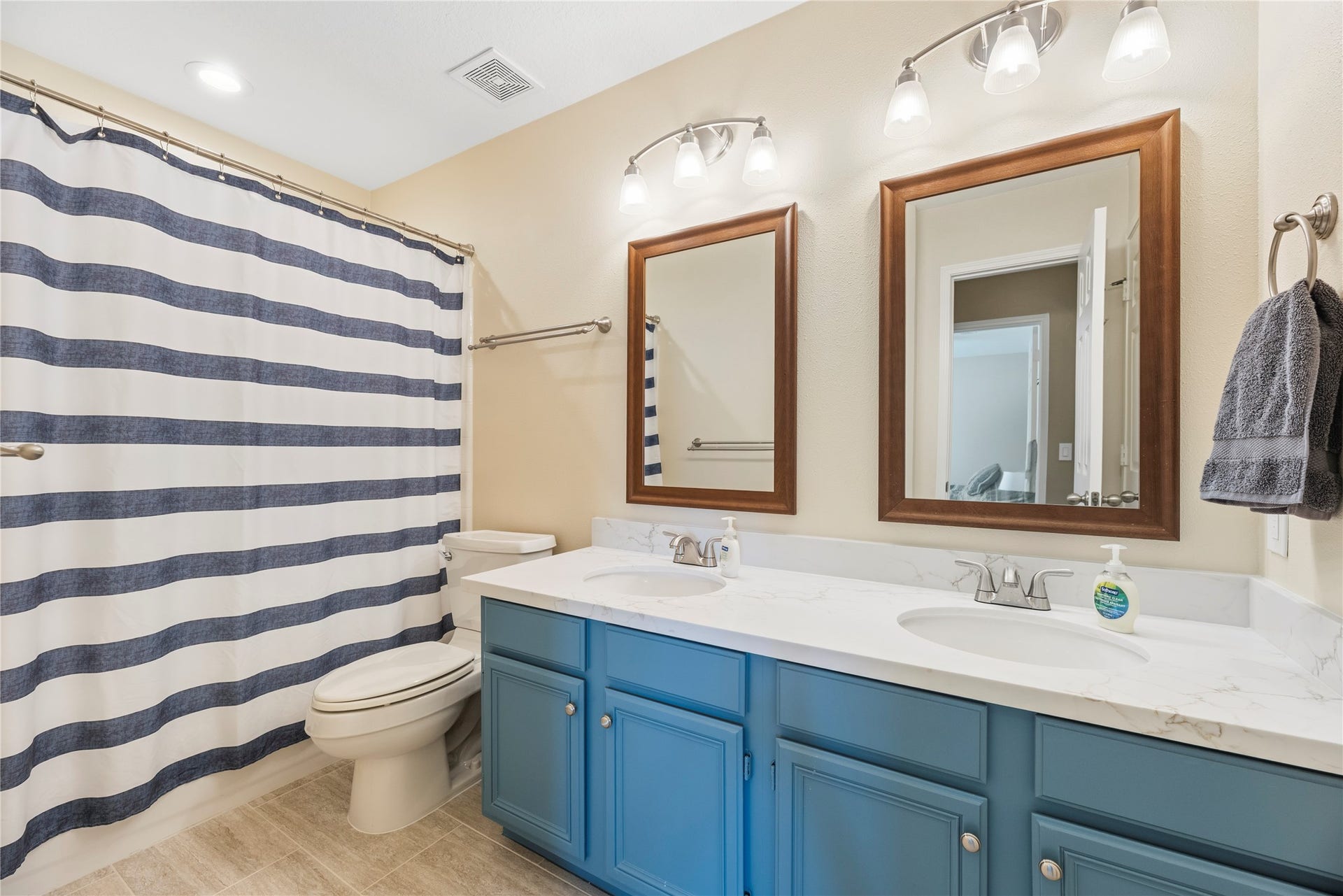 17906 Lone River Court, Houston, TX 77095 2nd full upstairs bathroom.