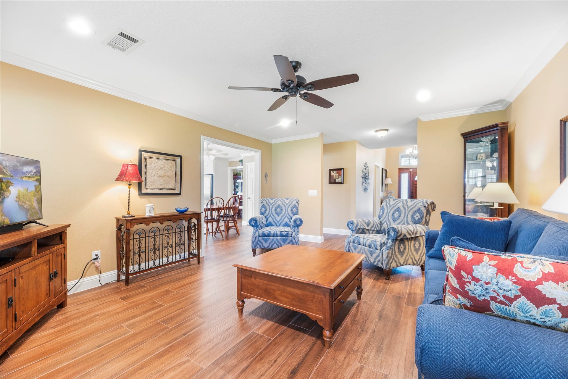 17906 Lone River Court, Houston, TX 77095 The kitchen is open to the family room.