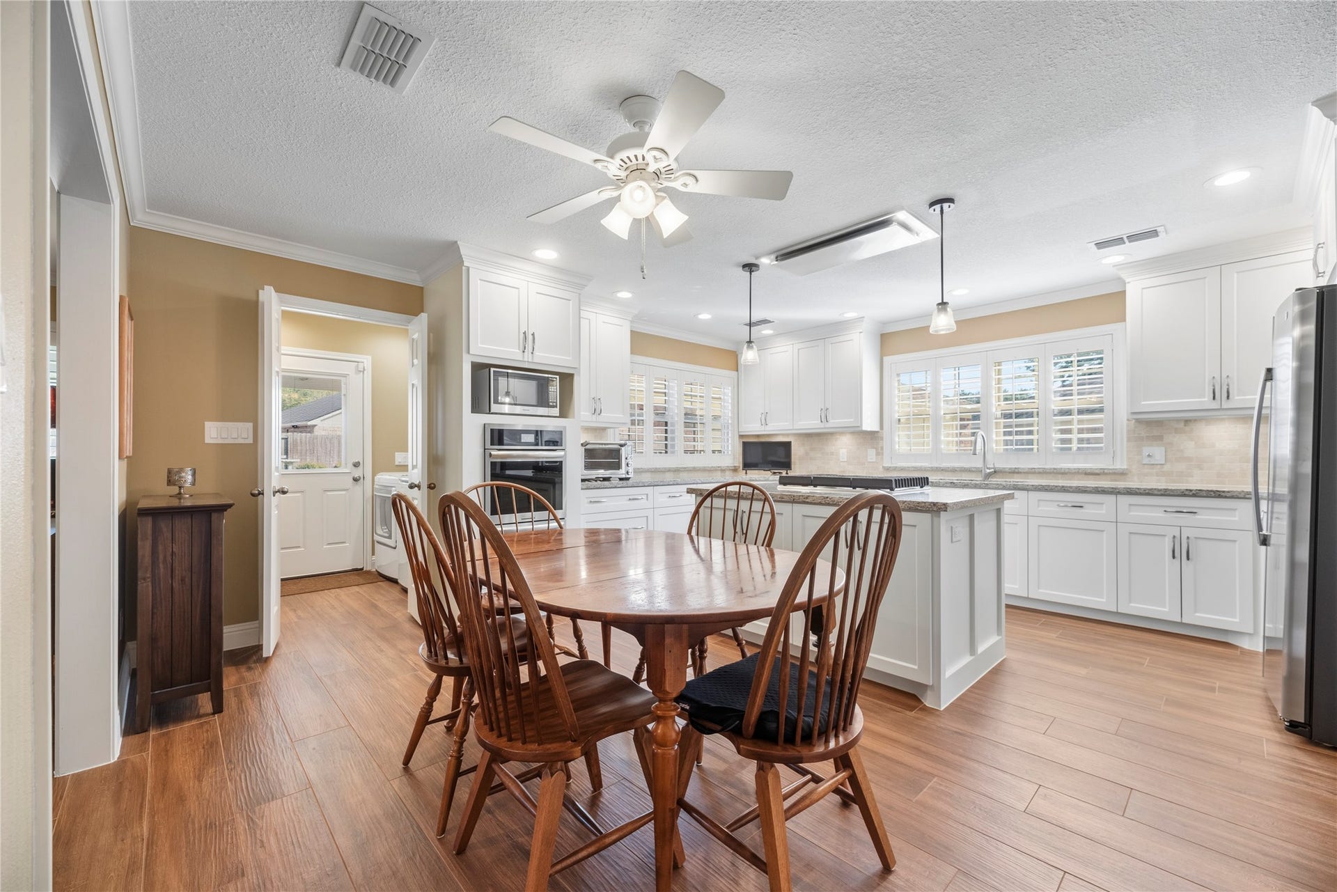 17906 Lone River Court, Houston, TX 77095 Breakfast area between the kitchen and family room.