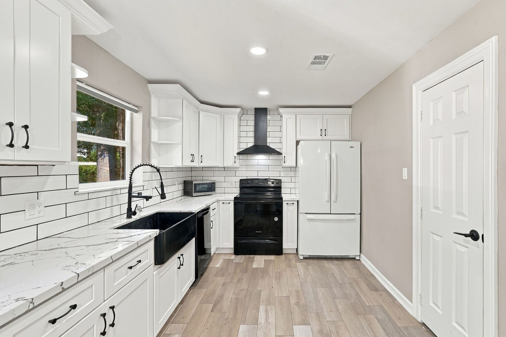 1704 S 1st Street, Conroe, TX 77301