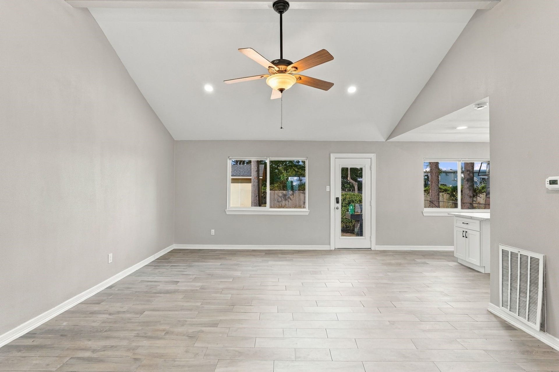 1704 S 1st Street, Conroe, TX 77301