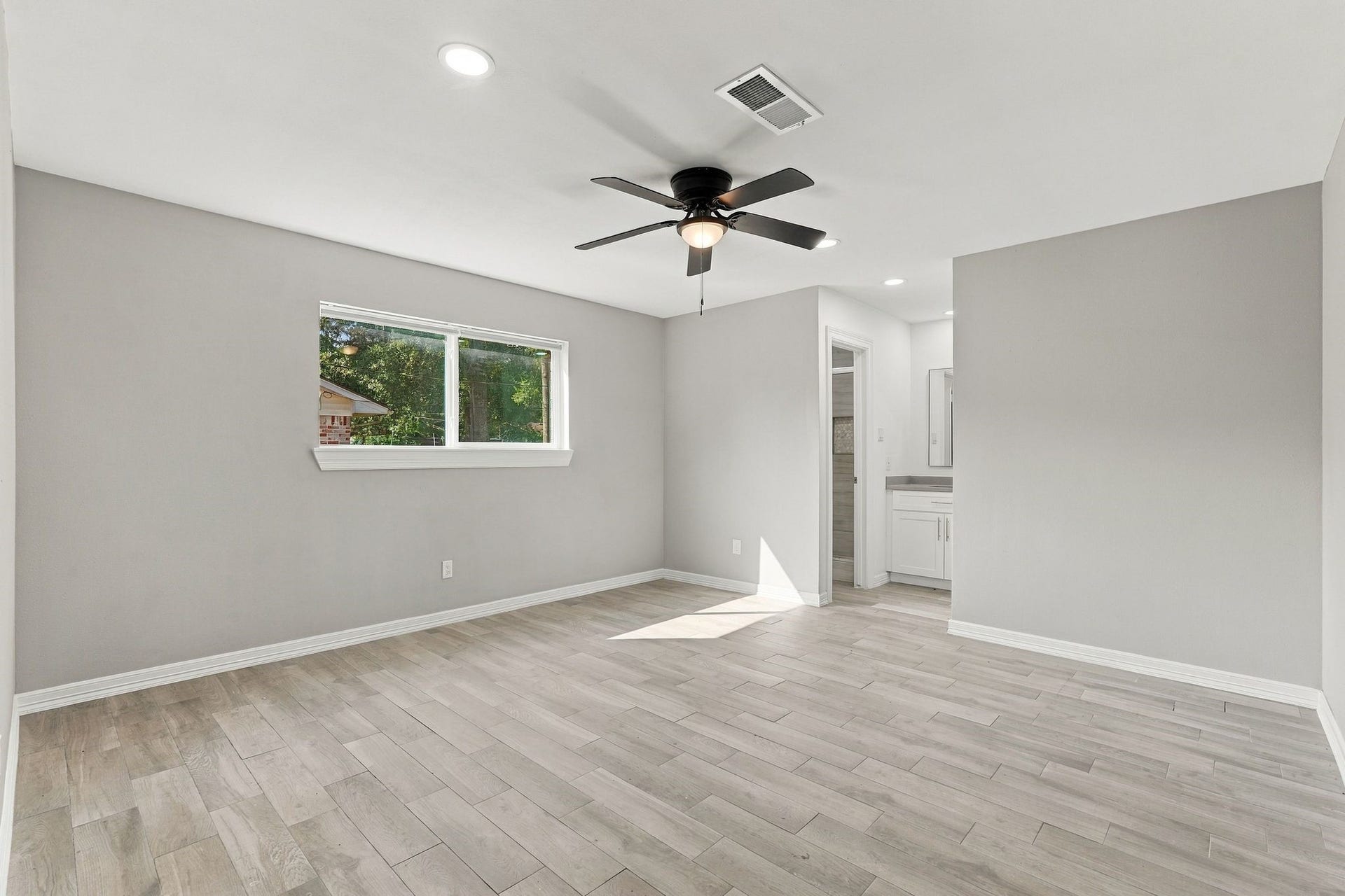 1704 S 1st Street, Conroe, TX 77301