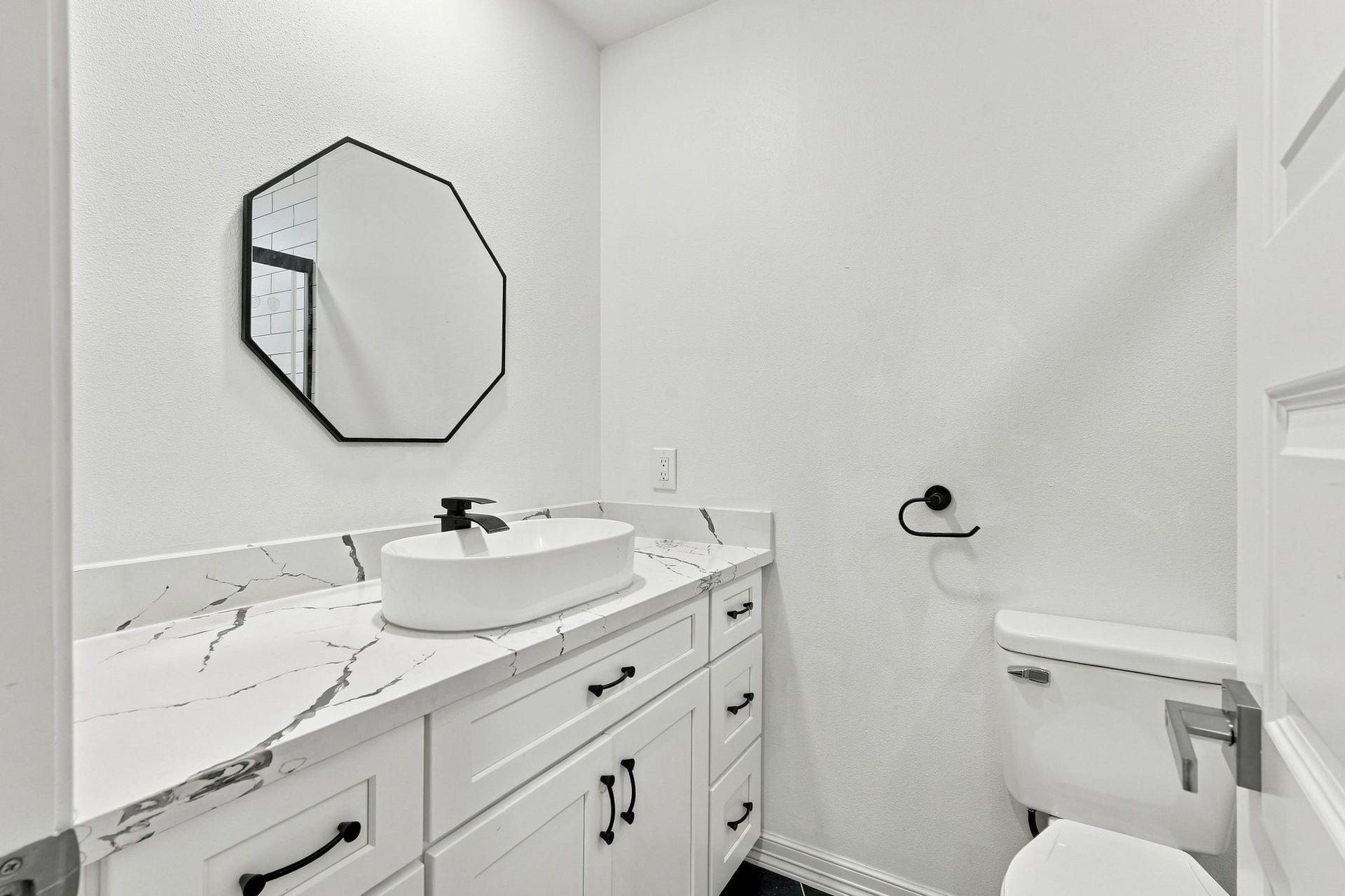 1704 S 1st Street, Conroe, TX 77301