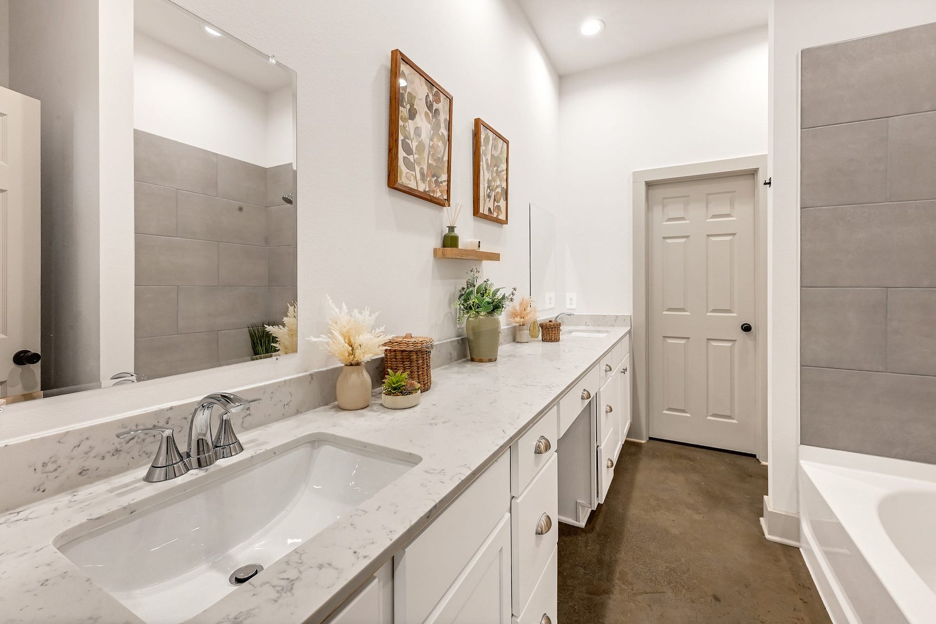 33455 Buckshot Lane, #122, Magnolia, TX 77354 Beautiful master bathroom, double vanity sinks and spacious walk- in closet!
Model Home.