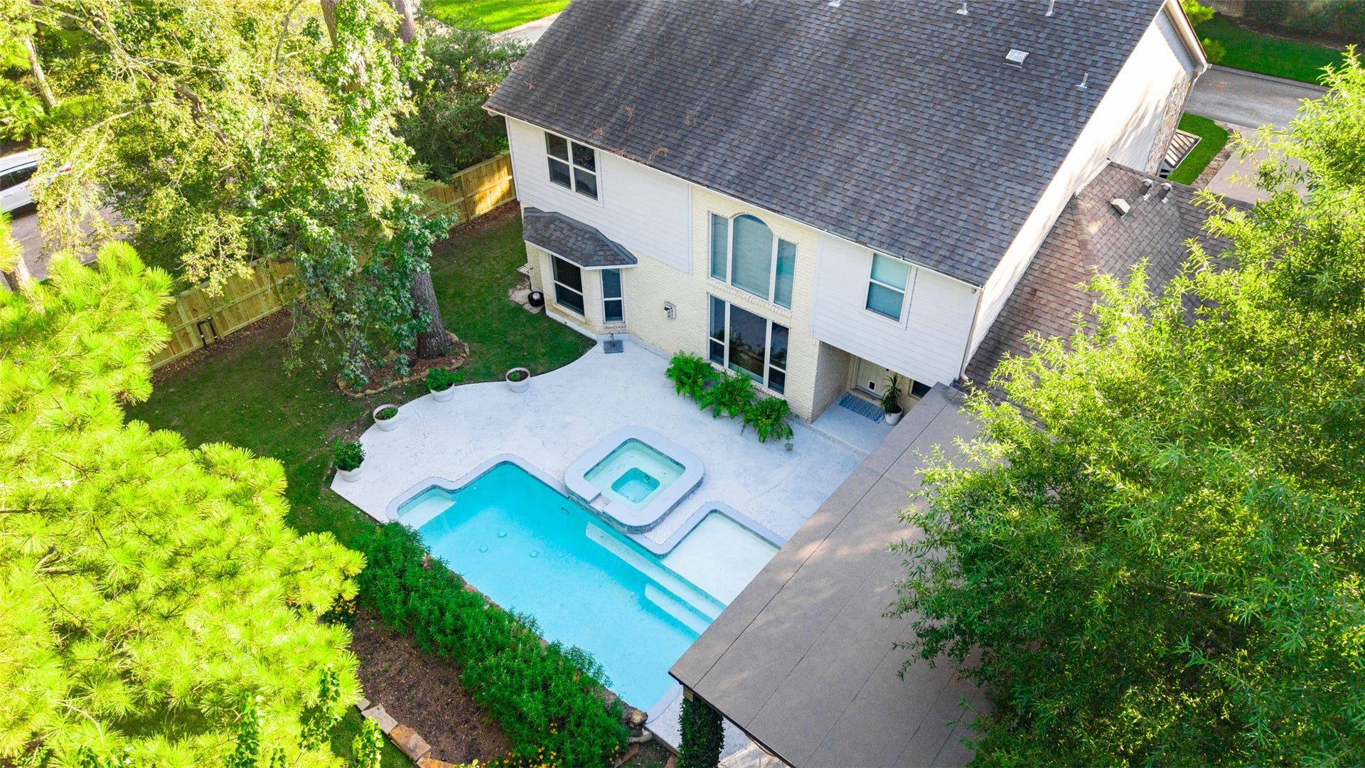 2 Glistening Pond Place, The Woodlands, TX 77382 Pool and yard
