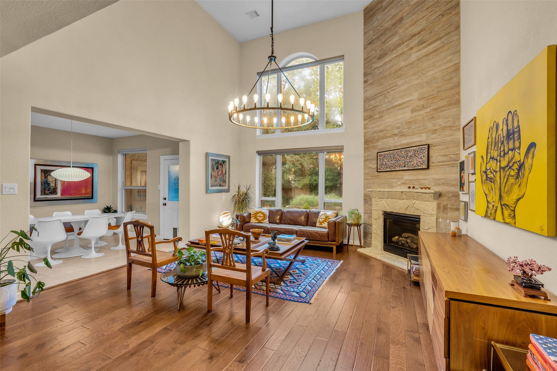 2 Glistening Pond Place, The Woodlands, TX 77382 Soaring ceilings and beautifull wood flooring