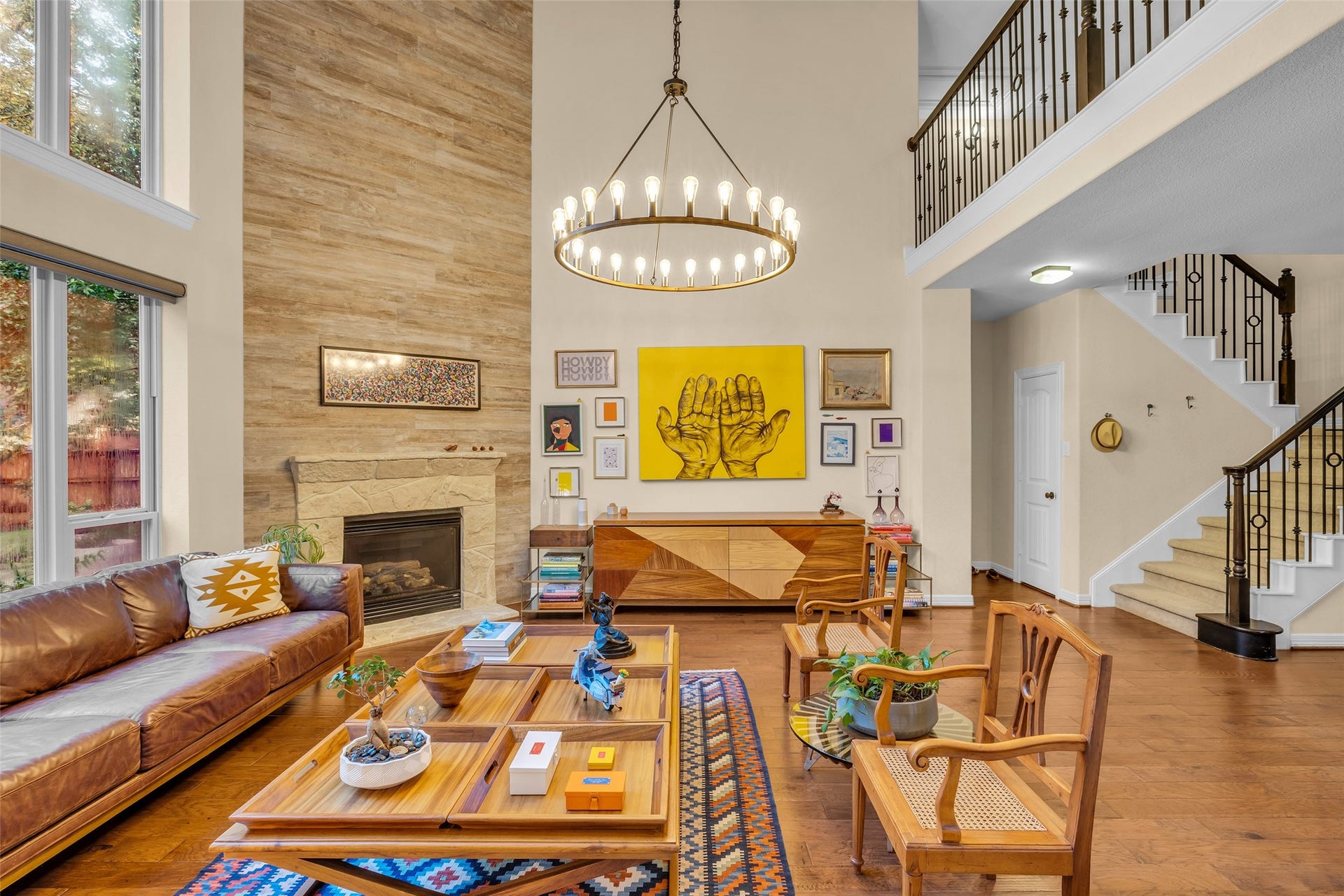 2 Glistening Pond Place, The Woodlands, TX 77382 Open kitchen to living room with high ceilings