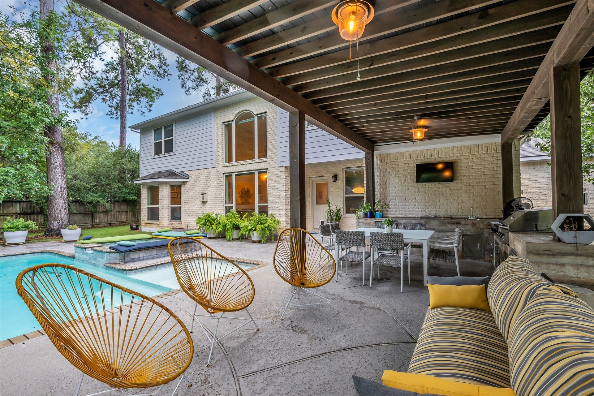 2 Glistening Pond Place, The Woodlands, TX 77382 Backyard entertaining