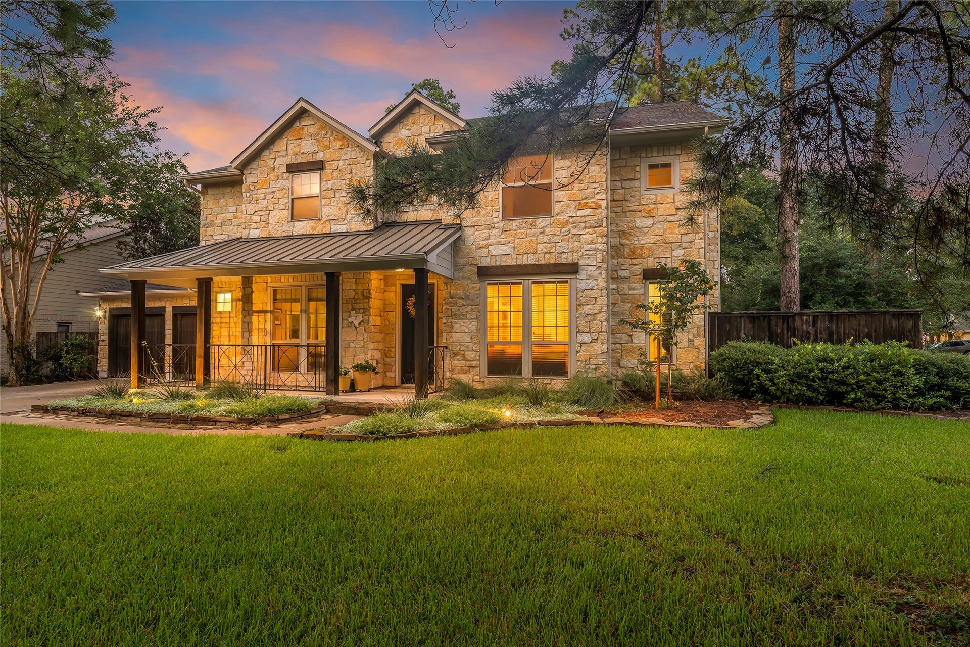 2 Glistening Pond Place, The Woodlands, TX 77382 Stunning corner lot with excellent curb appeal and prime positioning.
