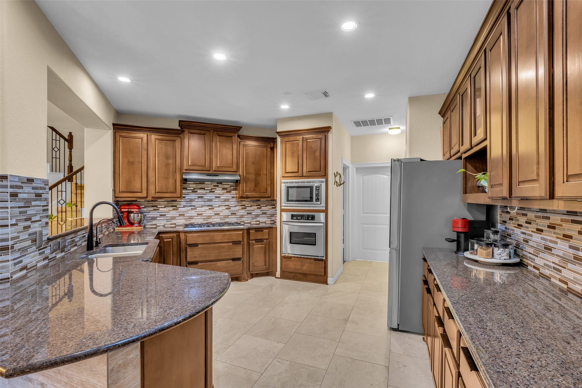 2 Glistening Pond Place, The Woodlands, TX 77382 Lots of counter space and storage