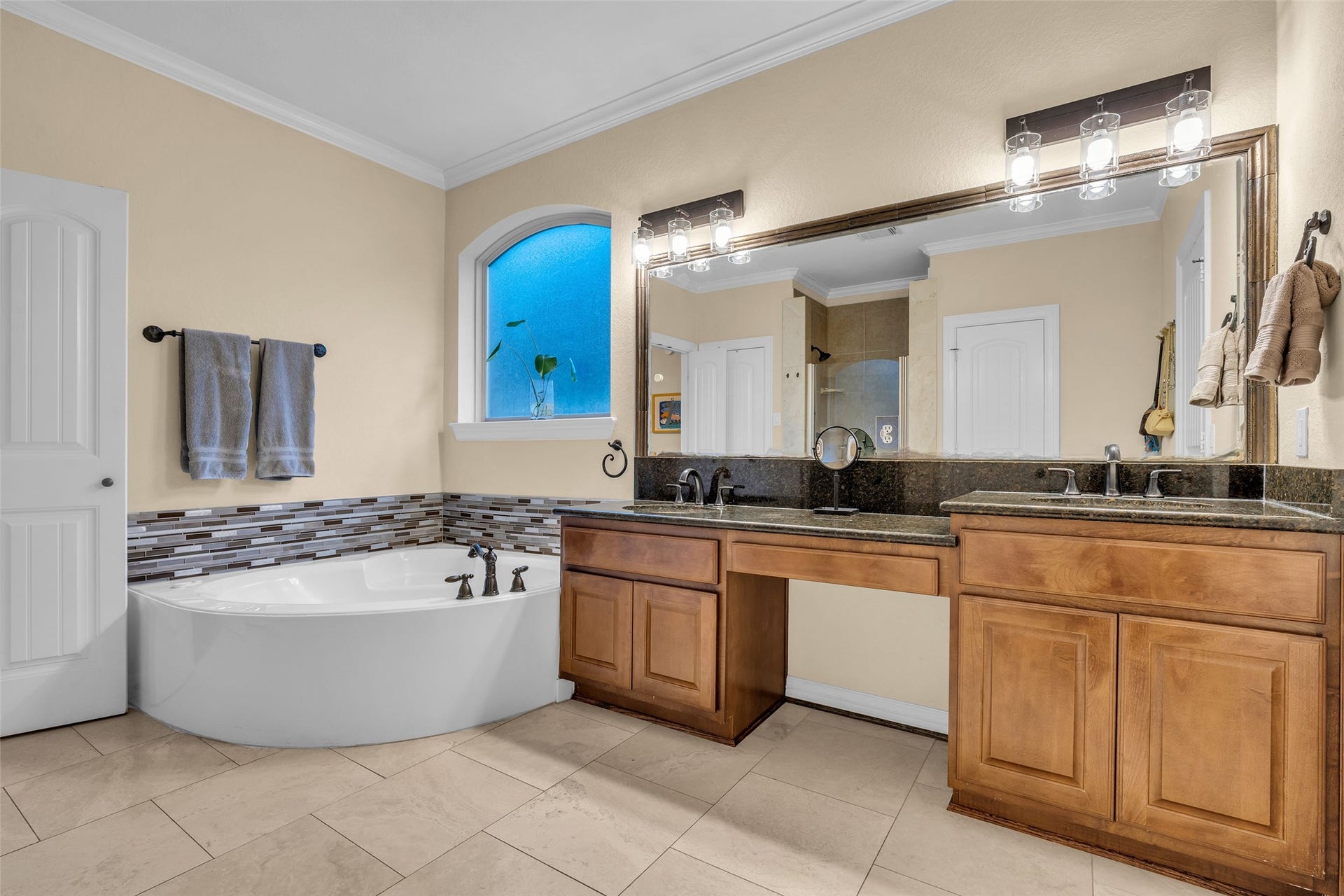 2 Glistening Pond Place, The Woodlands, TX 77382 Primary bath