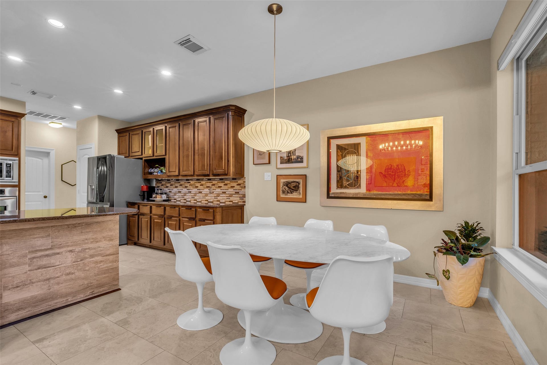 2 Glistening Pond Place, The Woodlands, TX 77382 Open kitchen for easy entertaining